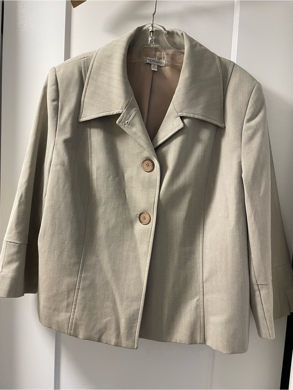 Tailored Taupe Cropped Blazer with Pleated 3/4 Sleeves - Picture 5 of 12